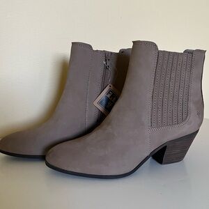 NWT - FRYE Women’s Genuine Suede Leather Boots with Heels in Taupe - Sz 8.5